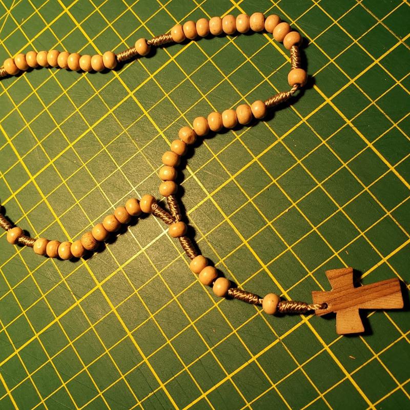 Rosario de madera de olivo con cruz