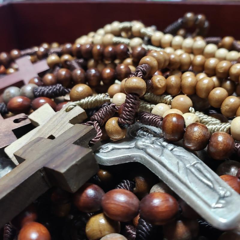 Rosario de madera con crucifijo