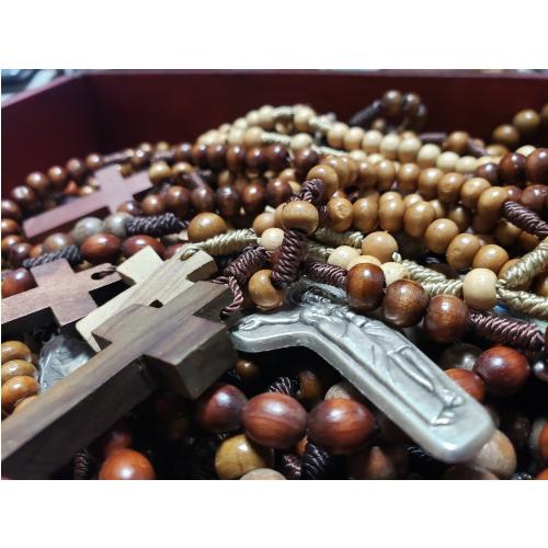 Rosario de madera con crucifijo