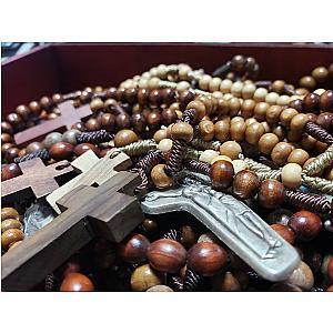 Rosario de madera con crucifijo