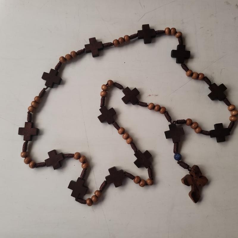 Rosario de madera con cruz