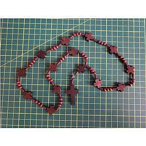 Rosario de madera de olivo con cuentas rojas