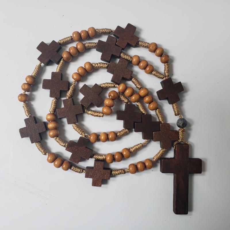 Rosario de madera oscura con cruces