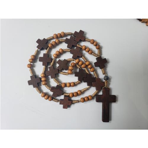 Rosario de madera oscura con cruces