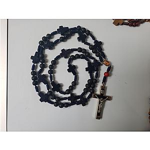 Rosario de madera oscura con cruces