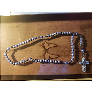 Rosario de cuentas minerales con crucifijo