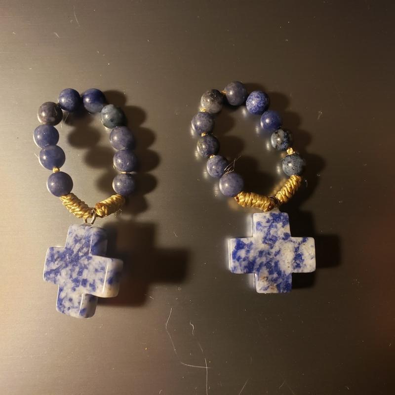 Denario de piedra mineral azul con crucifijo