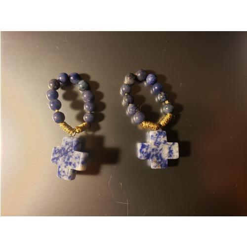Denario de piedra mineral azul con crucifijo