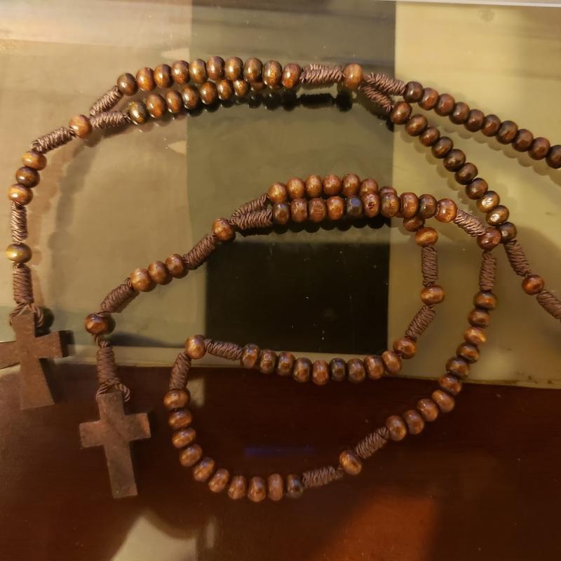 Rosario de madera de olivo con dos crucifijos