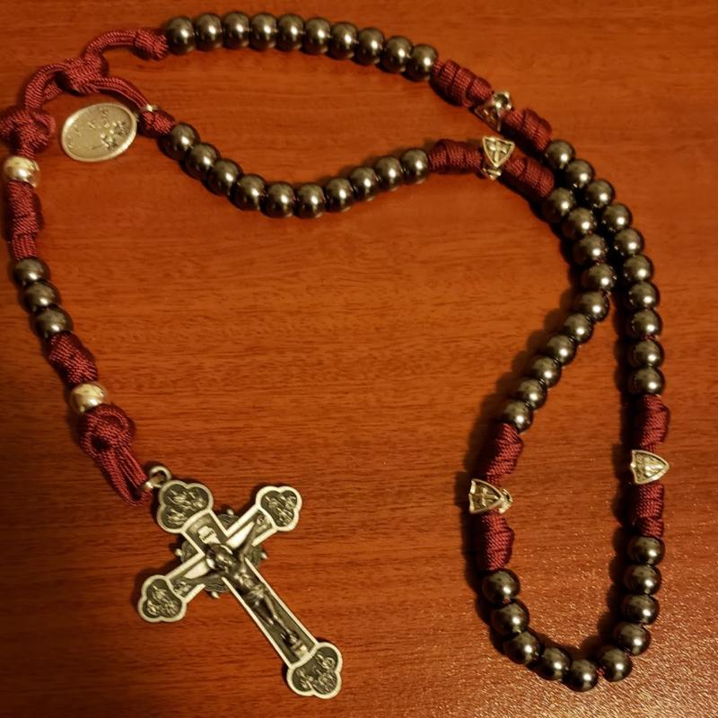 Rosario de cordón franciscano con cuentas de metal plateado