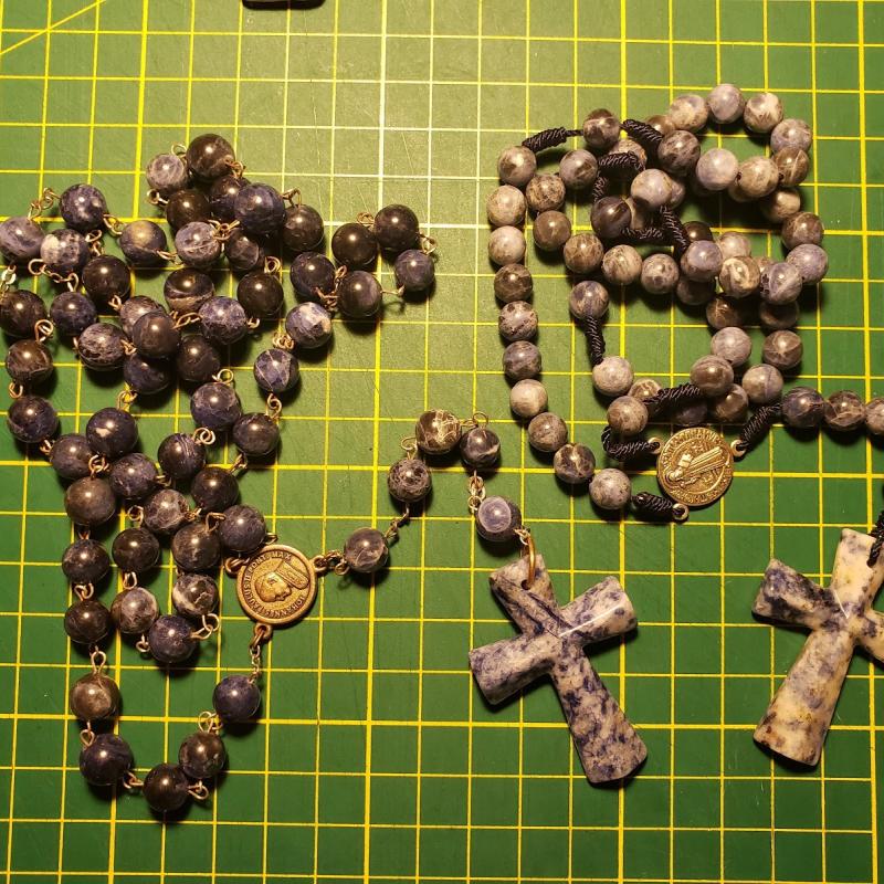 Rosarios de piedra mineral con medallas