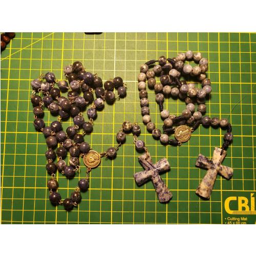 Rosarios de piedra mineral con medallas