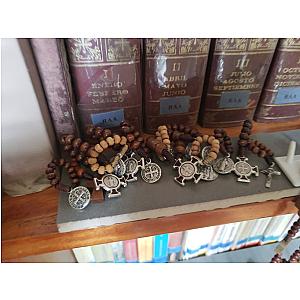Denario de madera de olivo con medallas
