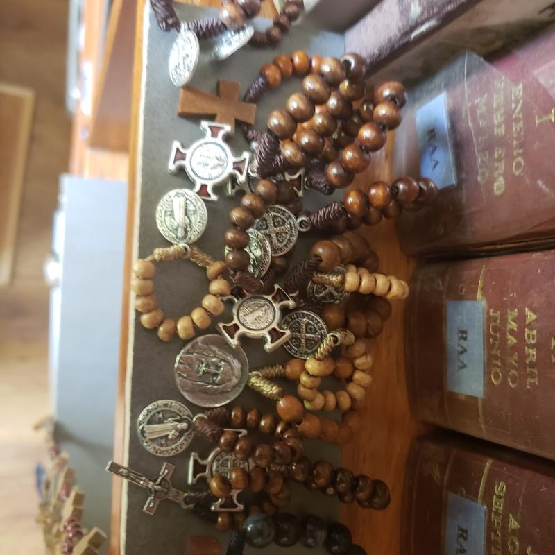 Denario de madera con medallas de santos