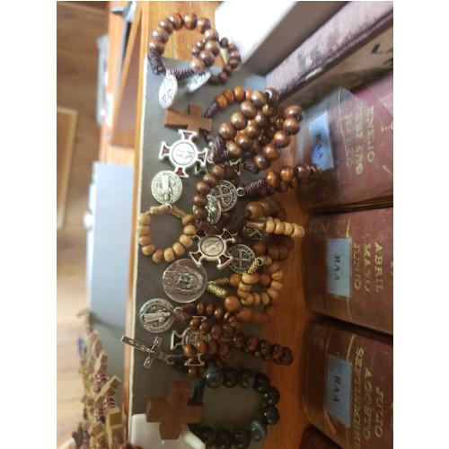 Denario de madera con medallas de santos