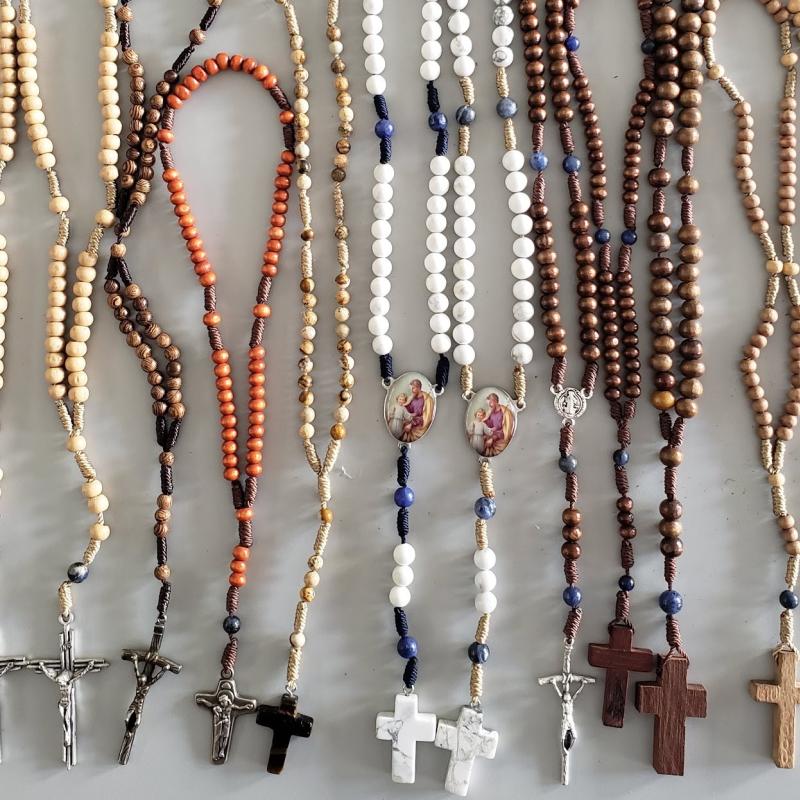 Rosario de cuentas variadas con cruces