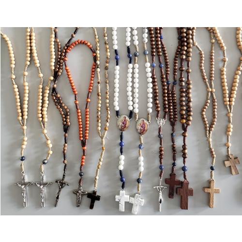 Rosario de cuentas variadas con cruces