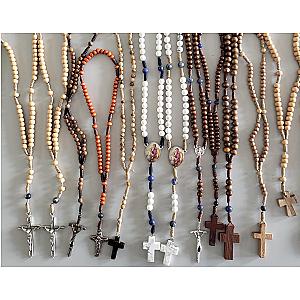 Rosario de cuentas variadas con cruces