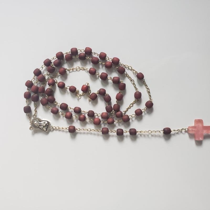 Rosario de cuentas de madera con cruz de rosa