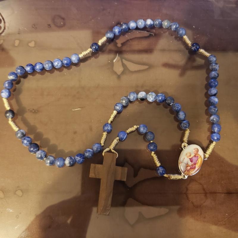 Rosario de cuentas azules con medalla de la Virgen