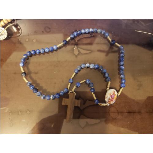 Rosario de cuentas azules con medalla de la Virgen