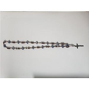 Rosario de cuentas de madera con cruz de rosa