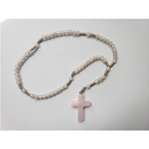 Denario de cuarzo rosa con medalla de la Virgen Milagrosa
