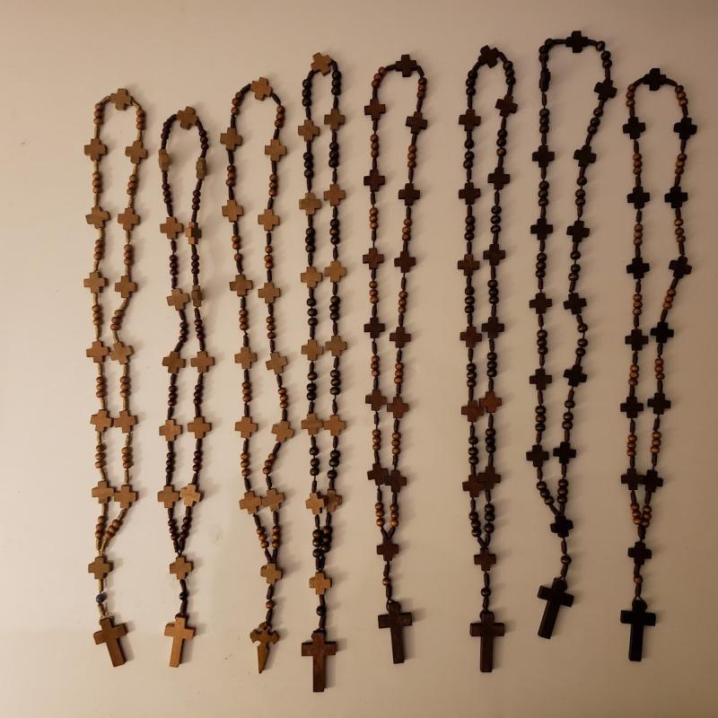 Rosario de madera de olivo con cruces