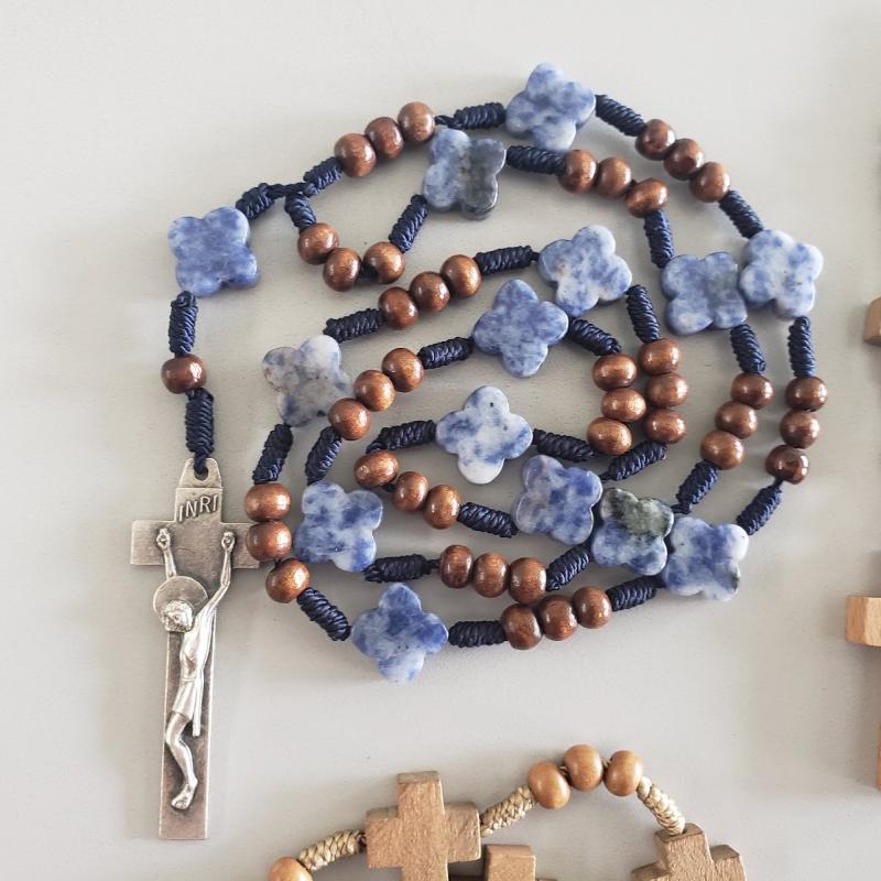Rosario con cuentas de cristal azul y madera