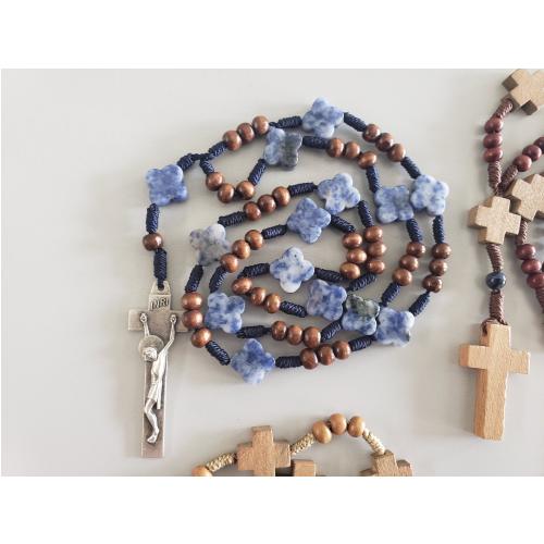 Rosario con cuentas de cristal azul y madera