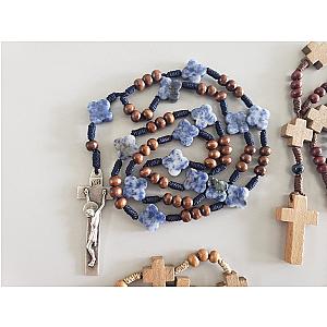 Rosario con cuentas de cristal azul y madera