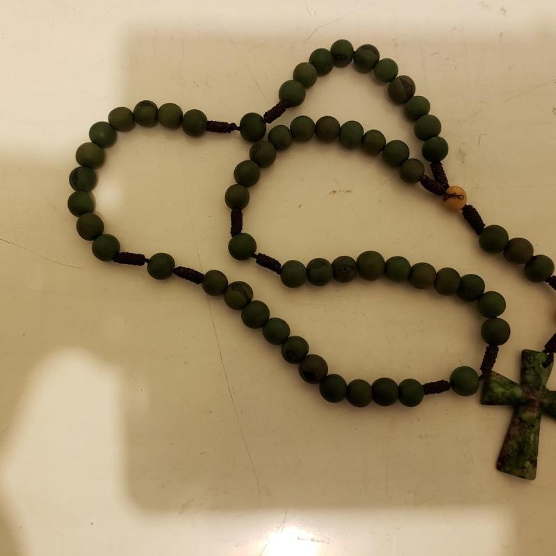 Rosario de piedra mineral con cruz