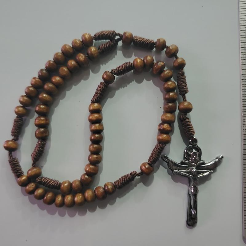 Rosario de madera de olivo con crucifijo plateado
