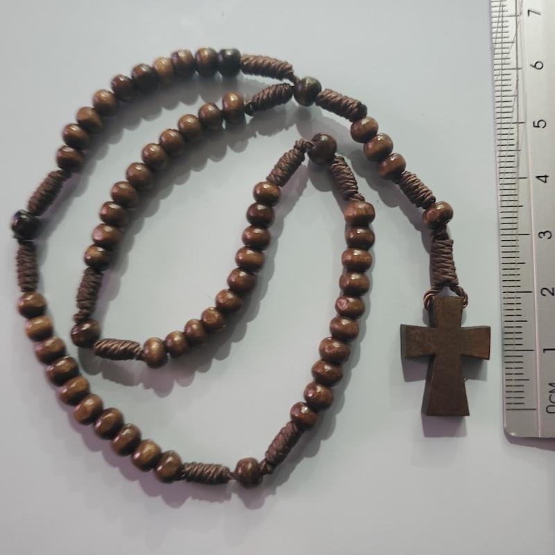 Denario de cuentas de madera con cruz