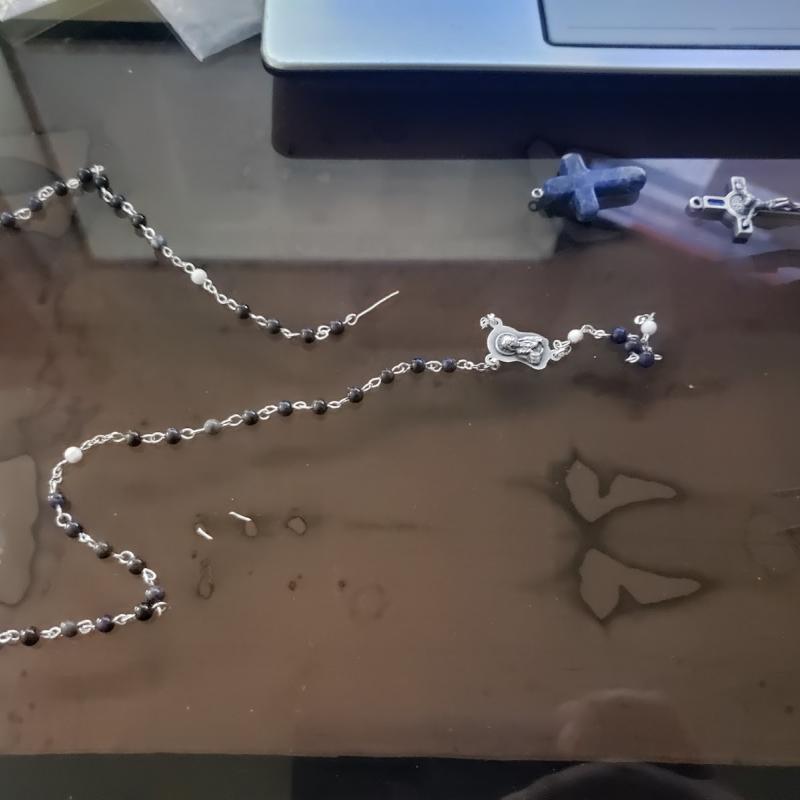 Denario con cuentas negras y medalla de San Benito