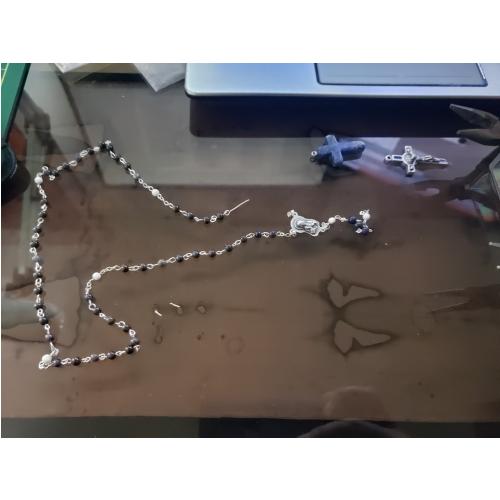 Denario con cuentas negras y medalla de San Benito