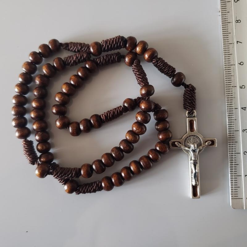 Rosario de madera con crucifijo