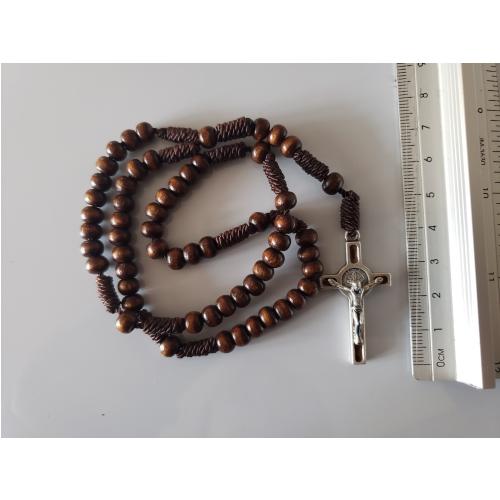 Rosario de madera con crucifijo