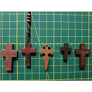 Rosario de madera de olivo con cruces de diferentes diseños