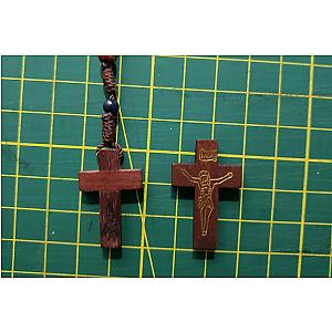 Rosario de madera de olivo con cruces de diferentes diseños