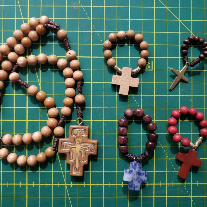 Rosario de madera con crucifijo