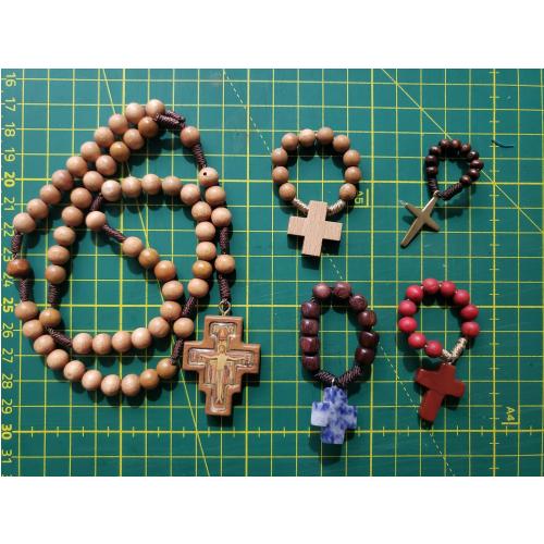 Rosario de madera con crucifijo