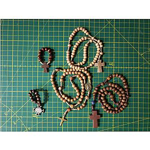 Colección variada de rosarios