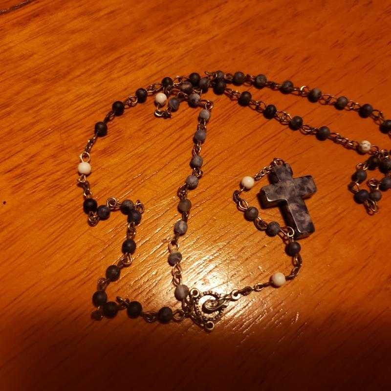 Rosario de piedra mineral con cruz