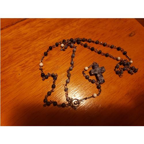 Rosario de piedra mineral con cruz