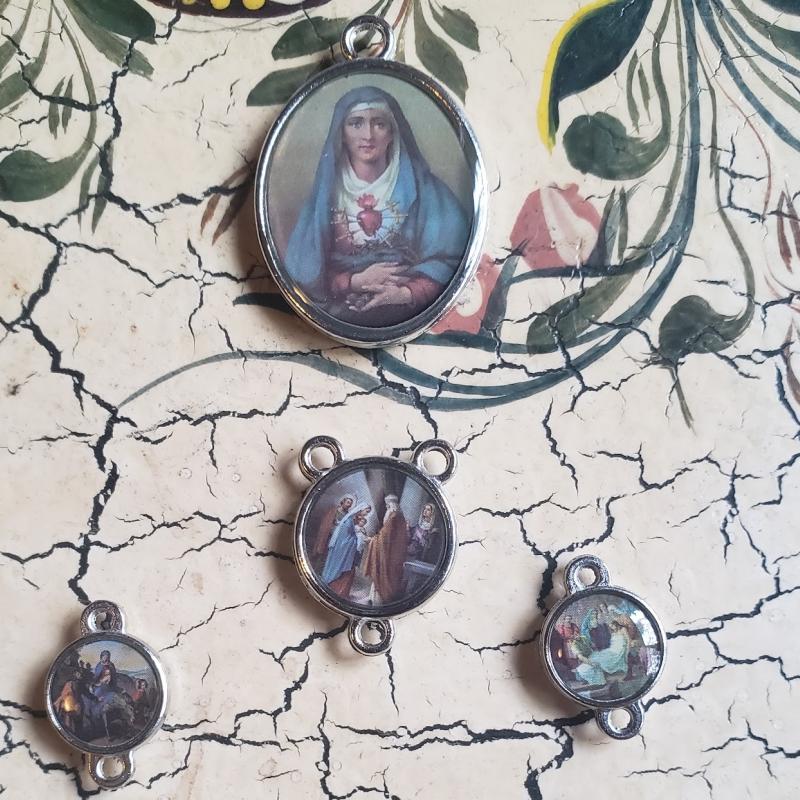 Medallas de la Dolorosa y santos