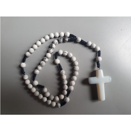 Rosario de cuentas blancas y cruz de piedra