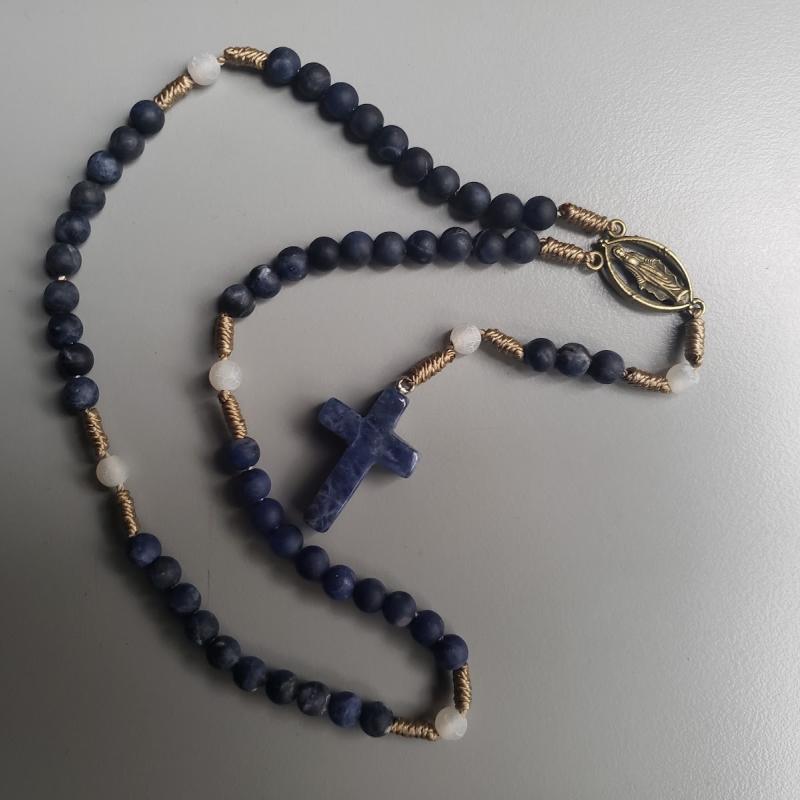 Rosario de piedra mineral azul con medalla de la Virgen