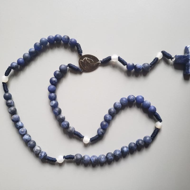 Rosario de piedra mineral azul con cruz