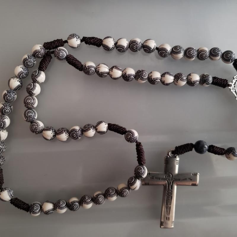 Rosario de cuentas blancas y negras con crucifijo